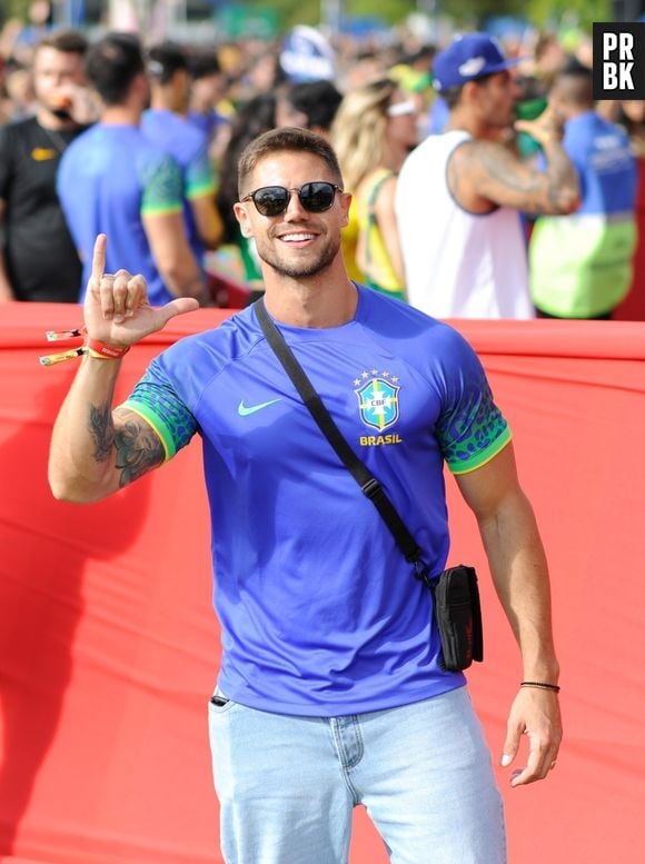 O ex-BBB Jonas Sulzbach se reúne com time de famosos para assistir estreia da Seleção Brasileira na Copa do Mundo no Qatar, no dia 24 de novembro de 2022