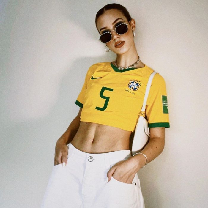 Thaisa Carvalho apostou em blusa do Brasil e bermuda