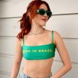 Ana Clara com cropped verde "Made in Brasil"