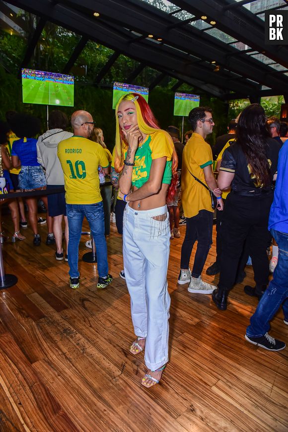 Copa do Mundo 2022: Ruivinha de Marte assiste ao 2º jogo do Brasil com jeans cintura baixa