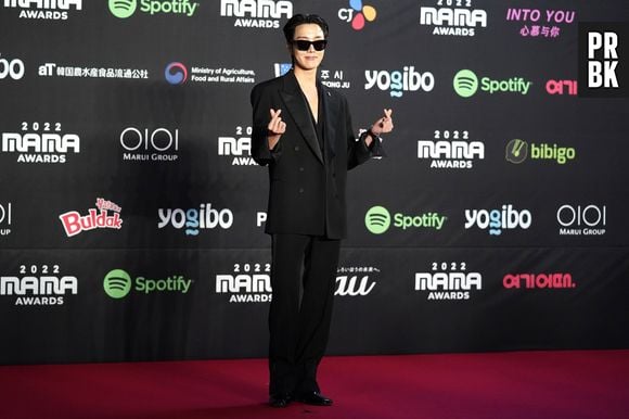 J-Hope apresentou hits solos no palco do MAMA Awards 2022, nesta quarta-feira (30)