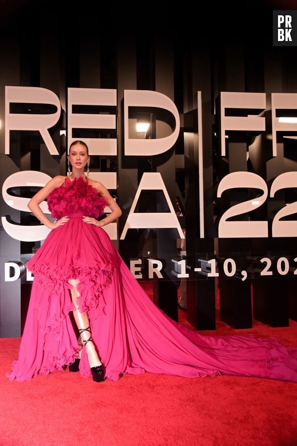 Marina Ruy Barbosa escolheu um vestido pink e recheado de babados de Giambattista Valli, da coleção FW22, e sapatos Alexandre Vauthier