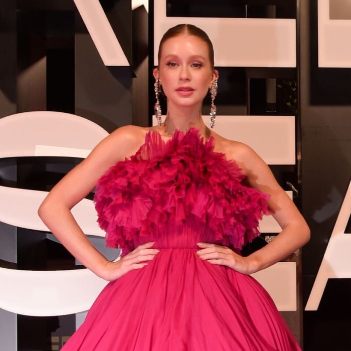 Marina Ruy Barbosa escolheu um vestido pink e recheado de babados de Giambattista Valli, da coleção FW22, e sapatos Alexandre Vauthier