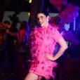 Farofa da Gkay: Vivian Amorin foi com look rosa de plumas