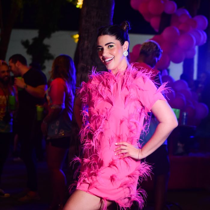 Farofa da Gkay: Vivian Amorin foi com look rosa de plumas