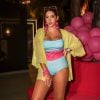 Farofa da Gkay: Dora Figueiredo com look colorido em festa