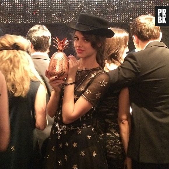 Vestindo Chanel, a modelo e atriz Laura Neiva posa no Instagram durante o Baile da Vogue 2015