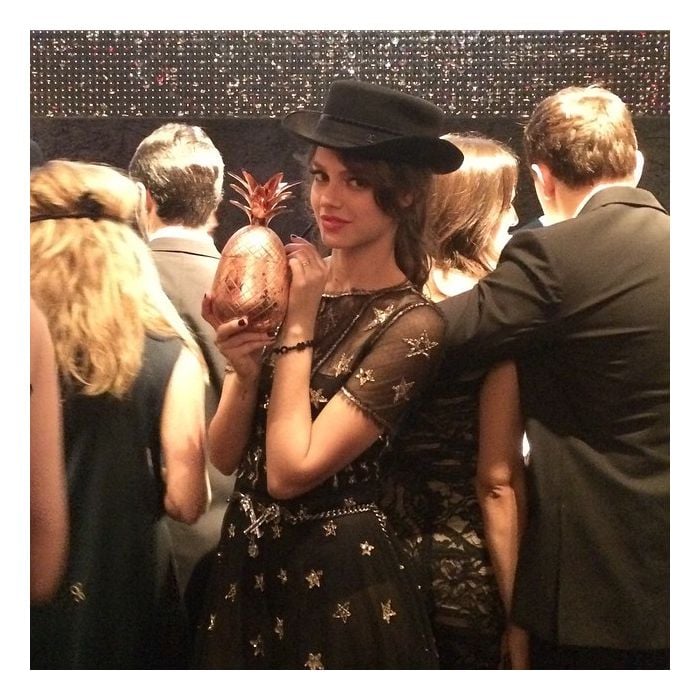  Vestindo Chanel, a modelo e atriz Laura Neiva posa no Instagram durante o Baile da Vogue 2015 