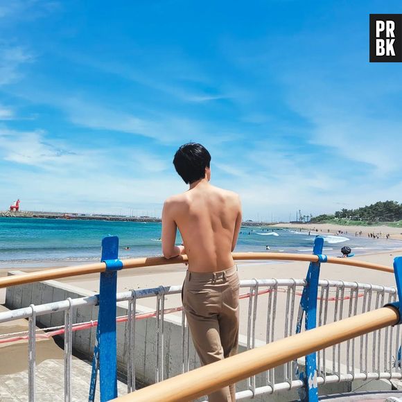 Jin, do BTS, postou foto sem camisa e enlouqueceu o Army