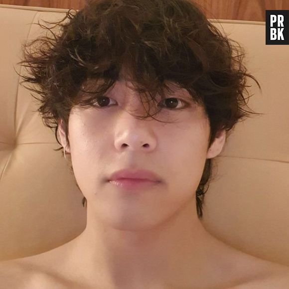 Até hoje o fandom do BTS lembra dessa foto de V sem camisa