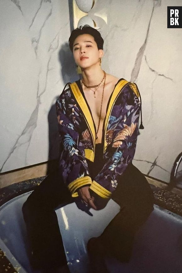 Jimin, do BTS, foi assunto da semana quando apareceu sem camisa em photoshoot da Weverse