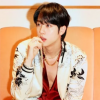 Worldwide Handsome do BTS também se jogou no decote para photoshoot