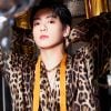 Jungkook foi de animal print e decotão, mostrando o peito, para sessão com Weverse