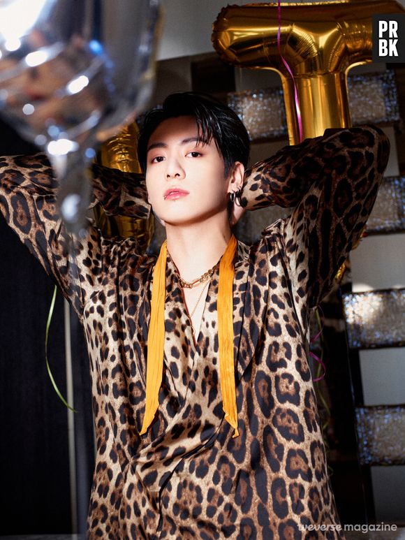 Jungkook foi de animal print e decotão, mostrando o peito, para sessão com Weverse