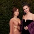 Selena Gomez posou ao lado de Jennie Ortega no Globo de Ouro