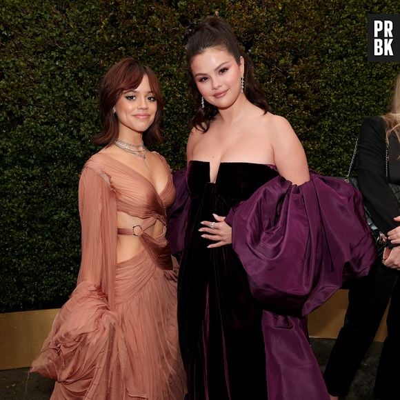 Selena Gomez posou ao lado de Jennie Ortega no Globo de Ouro