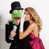 Grazi Massafera brinca com Caco, personagem do infantil "Vila Sésamo"