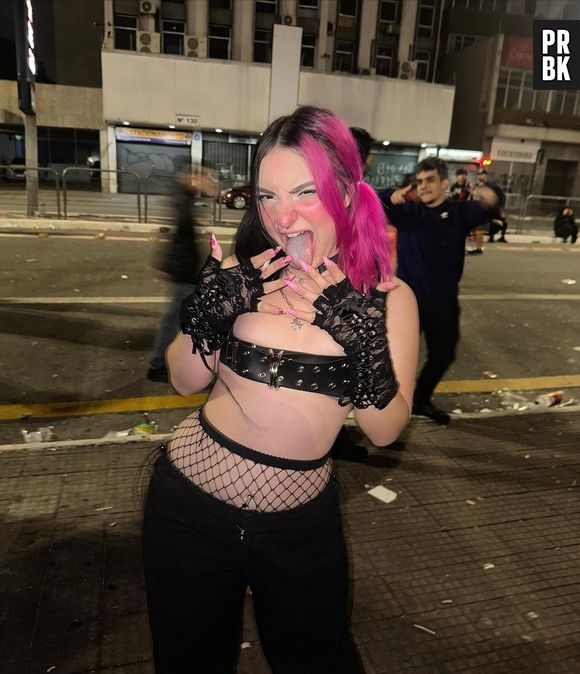 Belle Belinha choca ao fazer fila de beijo durante show e web não perdoa