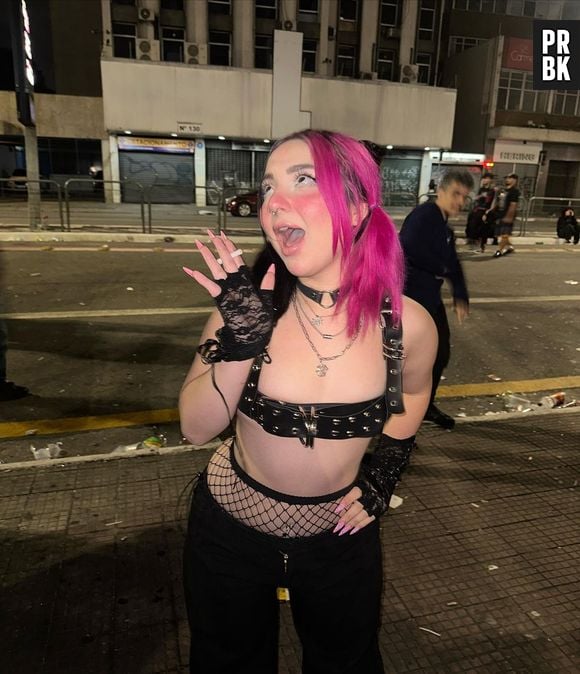 Belle Belinha faz fila de beijo em show e choca a web: "Criando um vírus novo"