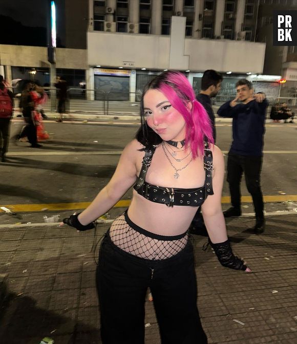 Web não perdoa ao ver que Belle Belinha faz fila de beijo em seu show