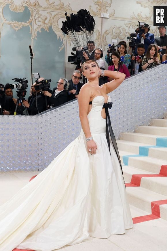 Met Gala 2023: Florence Pugh aparece careca, com peça de cabeça e vestido da grife Valentino