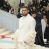 Bad Bunny vai todo de branco ao Met Gala 2023, com look da grife Jacquemus