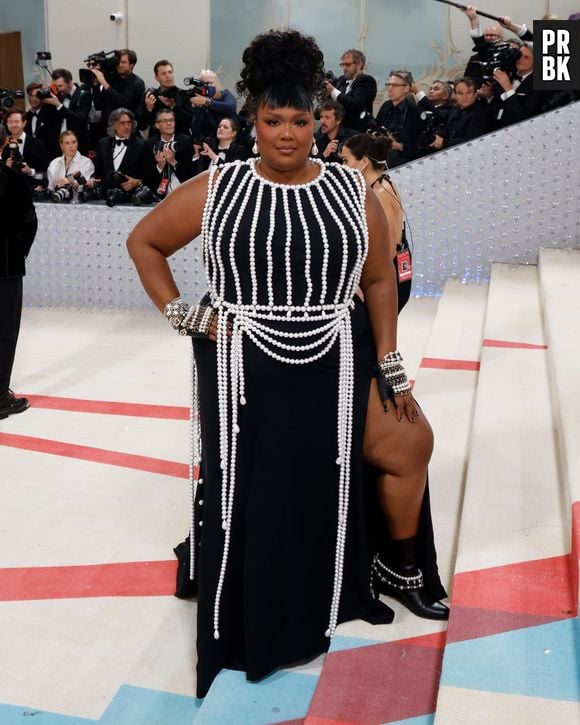 Lizzo aparece impecável no Met Gala 2023, com vestido da Chanel