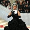 Cardi B vai ao Met Gala com vestido preto e branco assinado por Karl Lagerfeld