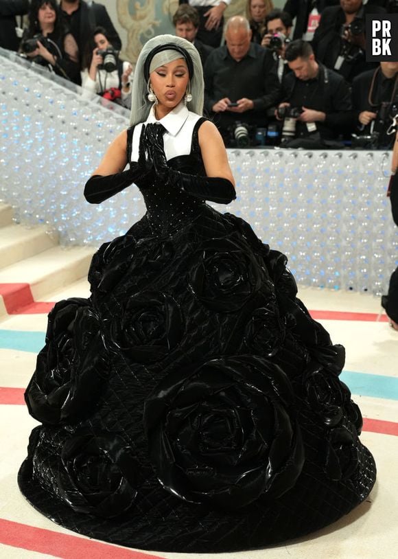 Cardi B vai ao Met Gala com vestido preto e branco assinado por Karl Lagerfeld