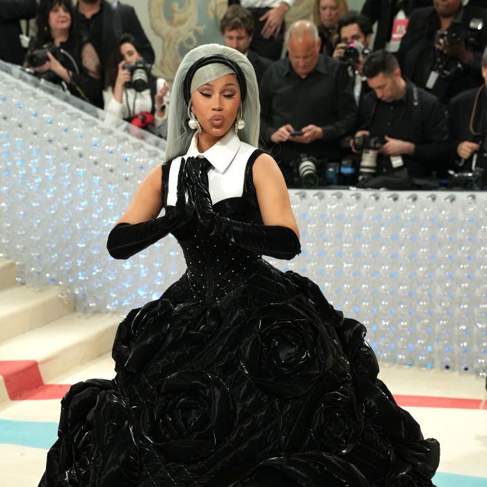 Cardi B vai ao Met Gala com vestido preto e branco assinado por Karl Lagerfeld