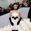 Kim Jennie, do BLACKPINK, aparece com look preto e branco, assinado pela grife Chanel