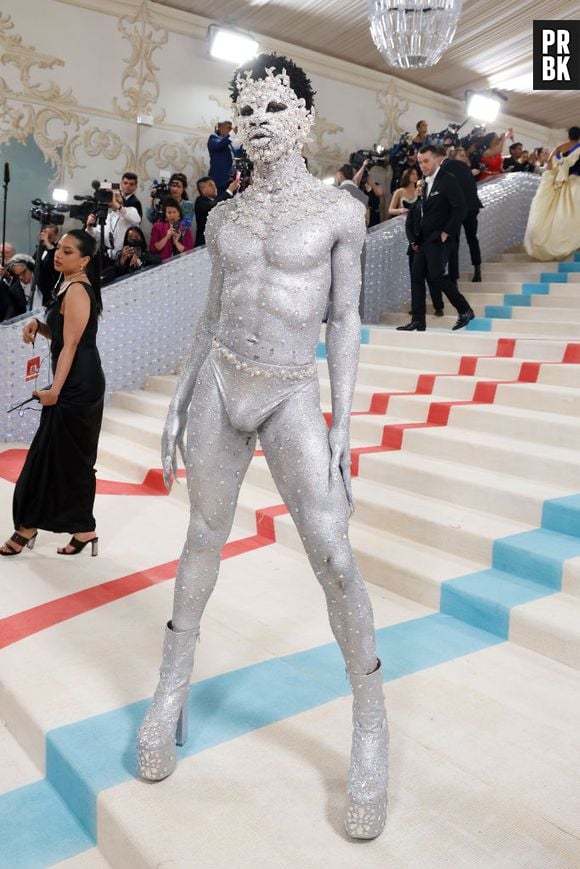 Lil Nas X choca com corpo todo prateado e coberto por joias no Met Gala 2023