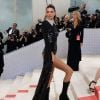 Kendall Jenner aposta em sapato com saltão e vestido desconstruído para o Met Gala 2023