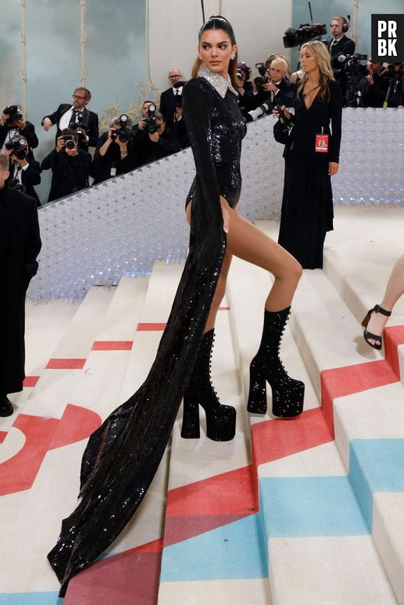 Kendall Jenner aposta em sapato com saltão e vestido desconstruído para o Met Gala 2023