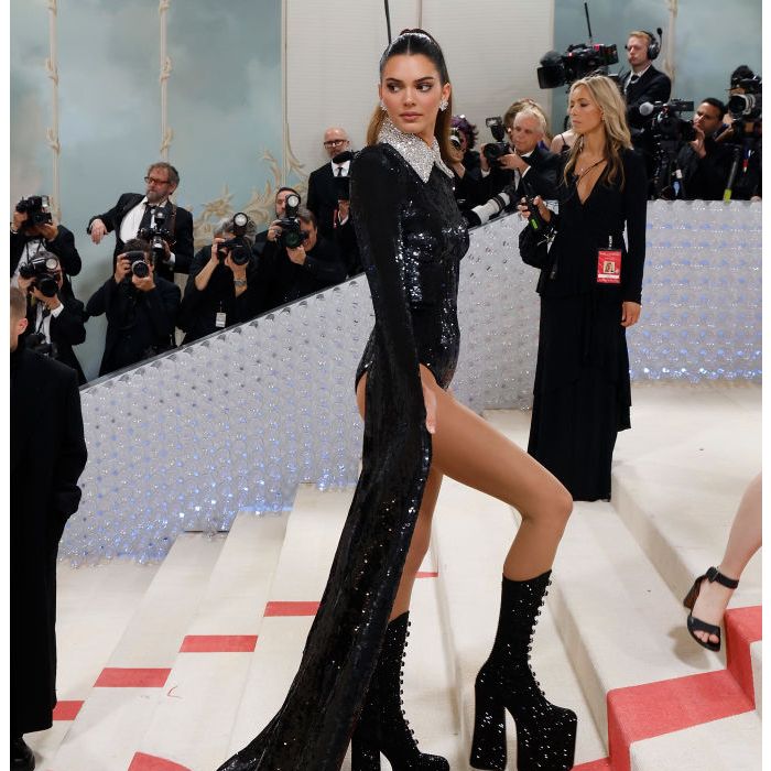 Kendall Jenner aposta em sapato com saltão e vestido desconstruído para o Met Gala 2023