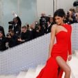 Kylie Jenner arrasa com vestido vermelho no Met Gala 2023