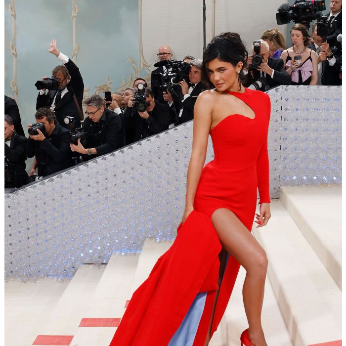 Kylie Jenner arrasa com vestido vermelho no Met Gala 2023