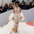 Kim Kardashian aposta em sobreposição com colares de pérolas para o Met Gala 2023