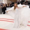 Gisele Bündchen arrasa no Met Gala com vestido de 2007 da Chanel