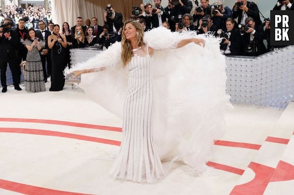 Gisele Bündchen arrasa no Met Gala com vestido de 2007 da Chanel