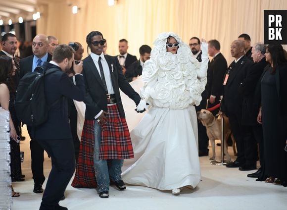 Rihanna e A$AP Rocky vão juntos ao Met Gala 2023 e arrasam com looks