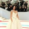 Dua Lipa usa vestido de coleção de 1992 da Chanel para o Met Gala 2023