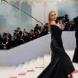 Paris Hilton escolhe vestido todo preto com calda para o Met Gala 2023