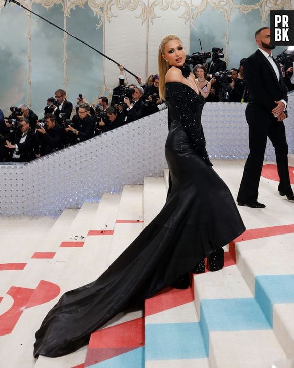 Paris Hilton escolhe vestido todo preto com calda para o Met Gala 2023