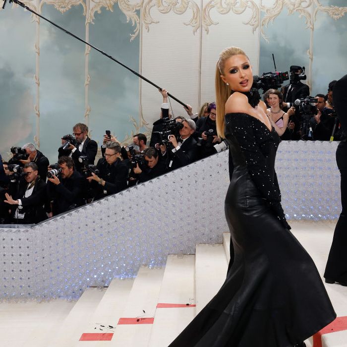 Paris Hilton escolhe vestido todo preto com calda para o Met Gala 2023