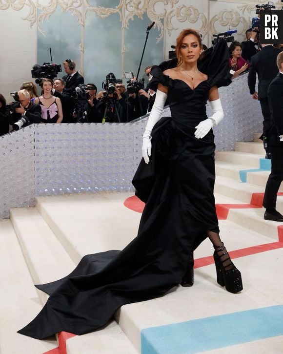 Anitta chama atenção no Met Gala com vestido da grife Marc Jacobs