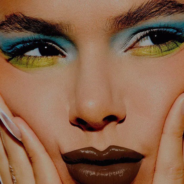Bruna Marquezine aparece deslumbrante na capa de maio da Vogue Brasil