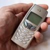 Meia de celular, pulseira que belisca e mais: 7 trends dos anos 90 que todo mundo tinha