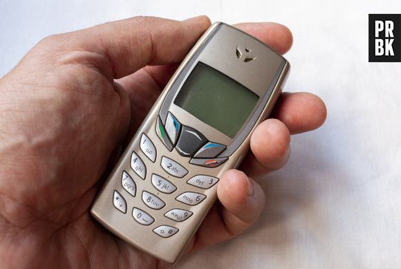 Meia de celular, pulseira que belisca e mais: 7 trends dos anos 90 que todo mundo tinha