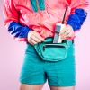 Meia de celular, adesivo na TV e mais: 7 trends dos anos 90 que todo mundo tinha